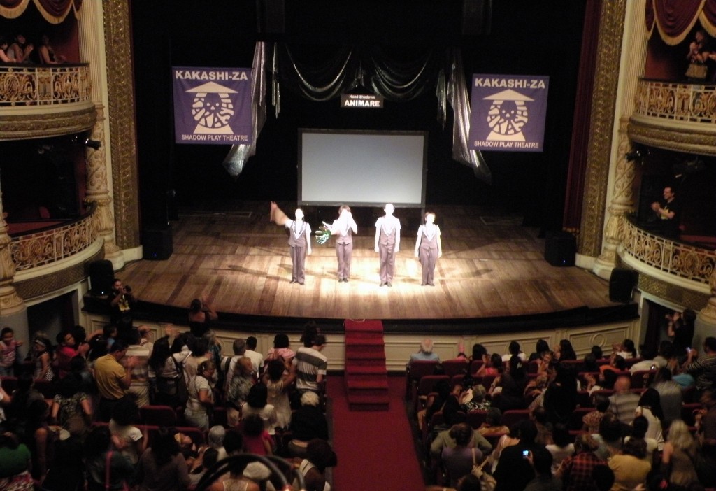 ブラジル公演初出演の際の劇場公演。 平日は劇場、土日は屋外で繰り広げられる、桁違いに大規模なフェスティバルです。